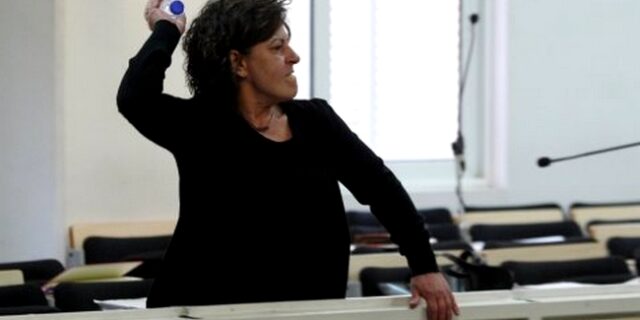 Πέταξε ξανά μπουκάλι η Μάγδα Φύσσα κατά Ρουπακιά: Θα σε σκοτώσω, απόβρασμα της κοινωνίας