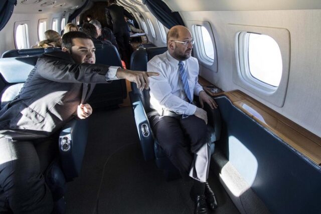 Πρόσφυγας συνταξιδεύει με τον πρωθυπουργό για Αθήνα ώστε να παραστεί στην κηδεία του παιδιού του