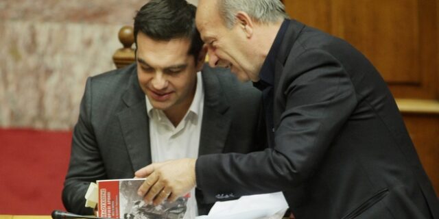 Ο Τσίπρας διαβάζει για τον Βελουχιώτη στη Βουλή