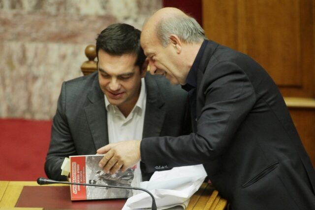 Ο Τσίπρας διαβάζει για τον Βελουχιώτη στη Βουλή