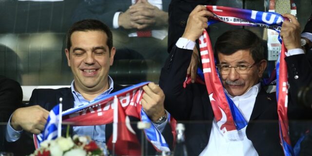 Τσίπρας – Νταβούτογλου παρακολούθησαν μαζί τον αγώνα Τουρκίας – Ελλάδας
