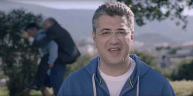 Επικό σποτ Τζιτζικώστα με πρωταγωνιστή έναν 30αρη και έναν κύριο με καράφλα και μουστάκι
