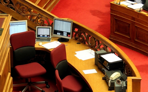 Εκτός Βουλής συμβασιούχος με πλαστό πτυχίο και ένας διπλοθεσίτης