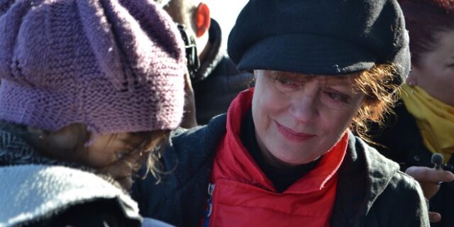 Στο πλευρό των προσφύγων στη Μυτιλήνη η Σούζαν Σάραντον