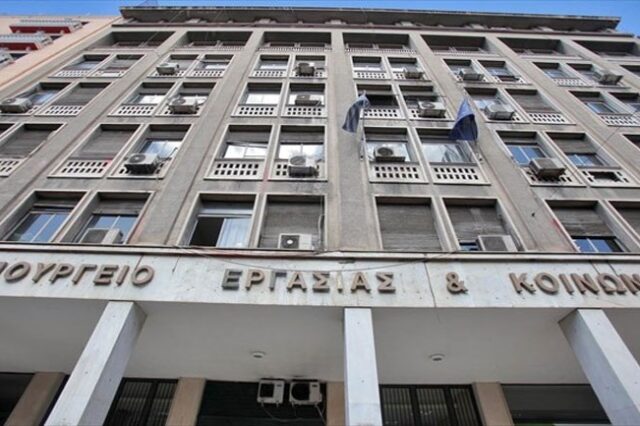 Άντρας απειλούσε να αυτοκτονήσει με πριόνι έξω από το υπ. Εργασίας