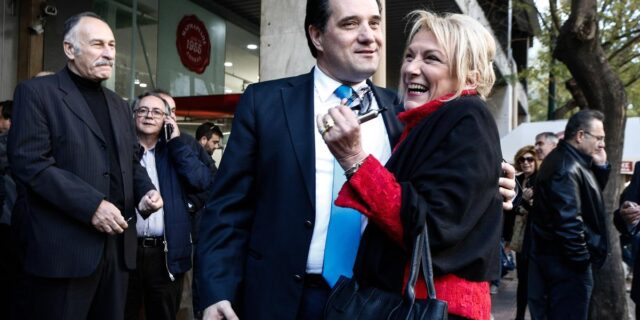 Όταν πέφτουν τα φώτα, βγαίνει ο Άδωνις…