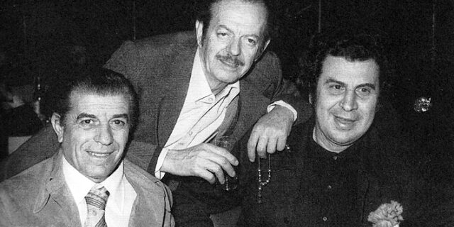 Μηχανή του Χρόνου: Γρηγόρης Μπιθικώτσης. Πως ο ερμηνευτής της Ρωμιοσύνης που εξορίστηκε, τραγούδησε τον ύμνο της χούντας