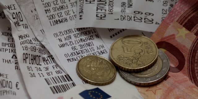 Λάρισα: Αρνήθηκε να κόψει απόδειξη, γιατί της έκανε δώρο τη σακούλα!