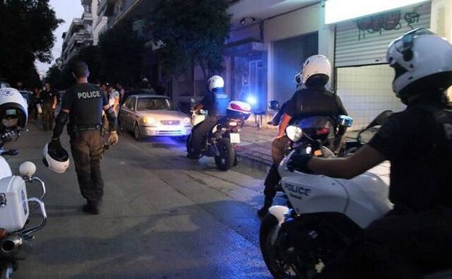 Εξαρθρώθηκε πολυμελής σπείρα με αστυνομικούς που πουλούσε προστασία σε μαγαζιά