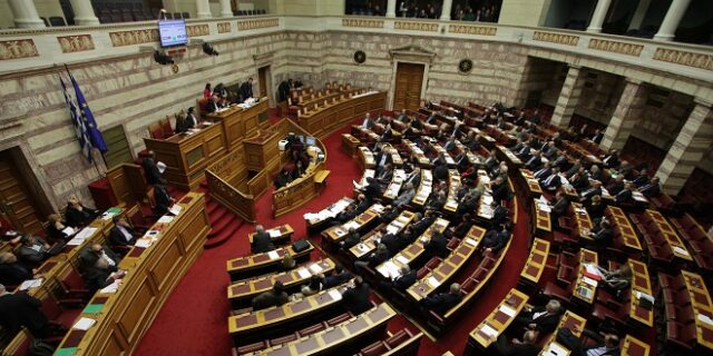 Με 153 ναι ψηφίστηκε το πολυνομοσχέδιο. Ραντεβού το Γενάρη με το ασφαλιστικό