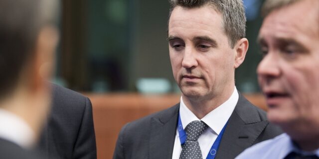 “Κίτρινη κάρτα” από τους Θεσμούς σε αύξηση εισφορών