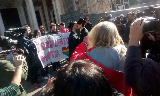 Σύμφωνο Συμβιωσης: Διαμαρτυρία με φιλιά μπροστά στη Μητρόπολη Αθηνών