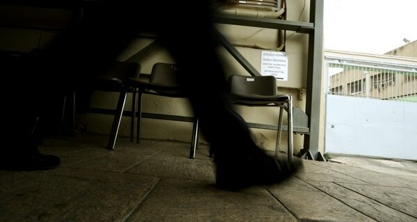 Δικηγόρος της Χρυσής Αυγής χαστούκισε γυναίκα και απώθησε δημοσιογράφο