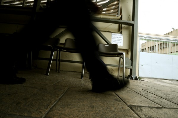Δικηγόρος της Χρυσής Αυγής χαστούκισε γυναίκα και απώθησε δημοσιογράφο