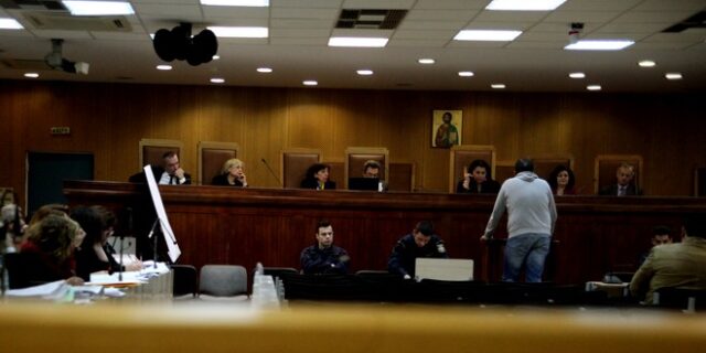 Δίκη Χρυσής Αυγής. Πρόεδρος: Το μόνο που κάνατε ήταν να συλλάβετε ένα Ρουπακιά, ο οποίος πήγαινε αργά – αργά