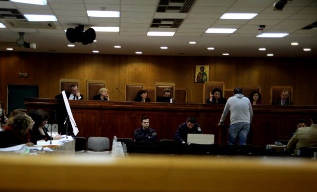 Δίκη Χρυσής Αυγής. Πρόεδρος: Το μόνο που κάνατε ήταν να συλλάβετε ένα Ρουπακιά, ο οποίος πήγαινε αργά – αργά