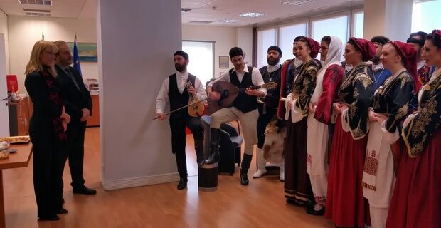 Από τους Βρακοφόρους της Κρήτης άκουσε τα κάλαντα η Ρένα Δούρου