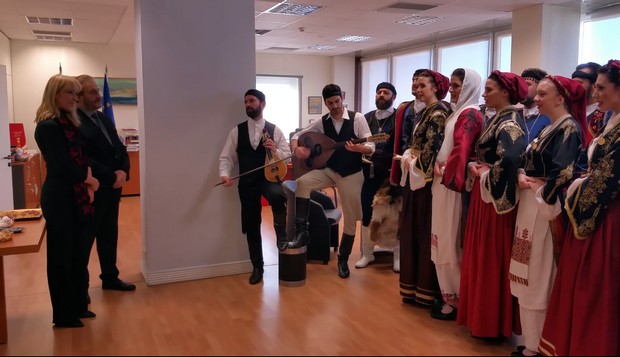 Από τους Βρακοφόρους της Κρήτης άκουσε τα κάλαντα η Ρένα Δούρου