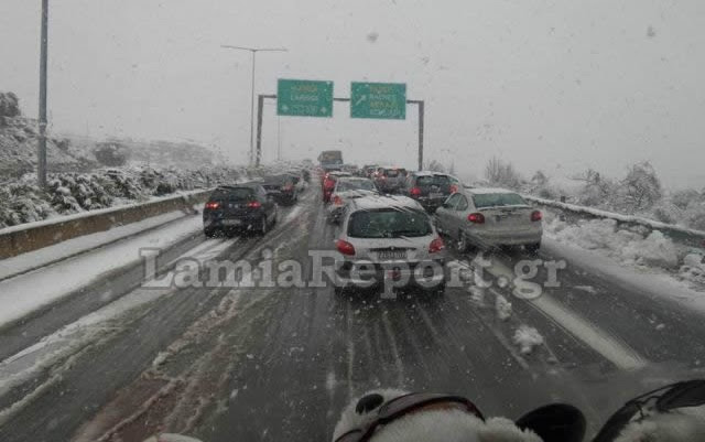 Δίπλωσαν φορτηγά στο ρεύμα Λαμία – Θεσσαλονίκη. Διακόπτεται η κυκλοφορία