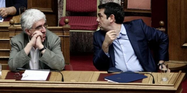 Σε μία συμβολική κίνηση, ο Παρασκευόπουλος καταργεί διάταξη για ασέλγεια παρά φύση μεταξύ αρρένων