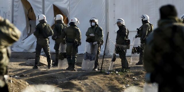 Μουζάλας: Η απομάκρυνση μεταναστών έγινε με ελάχιστη βία. Οι δημοσιογράφοι δεν θα έπρεπε να είναι μέσα