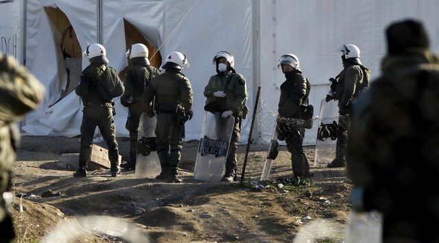 Μουζάλας: Η απομάκρυνση μεταναστών έγινε με ελάχιστη βία. Οι δημοσιογράφοι δεν θα έπρεπε να είναι μέσα