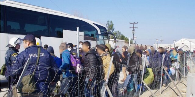 Περίπου 2.300 αλλοδαποί μετακινούνται με 45 λεωφορεία σε δομές ανοιχτής φιλοξενίας στην Αθήνα
