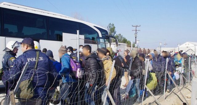 Περίπου 2.300 αλλοδαποί μετακινούνται με 45 λεωφορεία σε δομές ανοιχτής φιλοξενίας στην Αθήνα