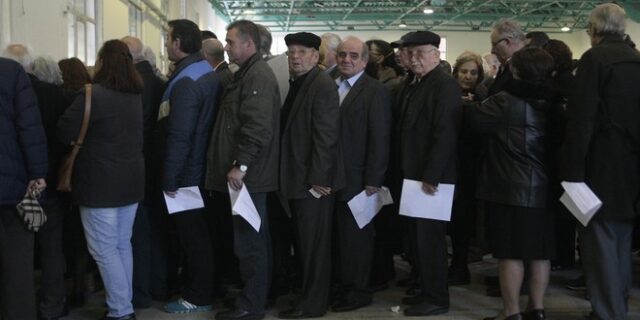 Εκλογές ΝΔ. Τα ‘μπλε’ καρέ: Ηλικιωμένοι, μωρά, σκυλιά, αγκαλιές, φιλιά και σέλφι