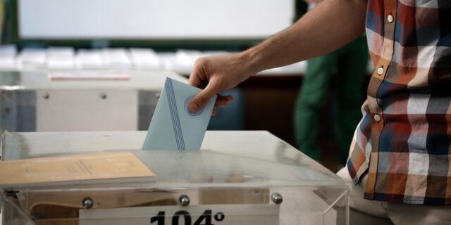 Δημοσκόπηση: Σε απόσταση αναπνοής ΣΥΡΙΖΑ και ΝΔ