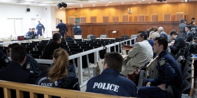 Δίκη Χρυσής Αυγής. Παραδοχή αστυνομικού: ‘Δεν είμαστε εκπαιδευμένοι’