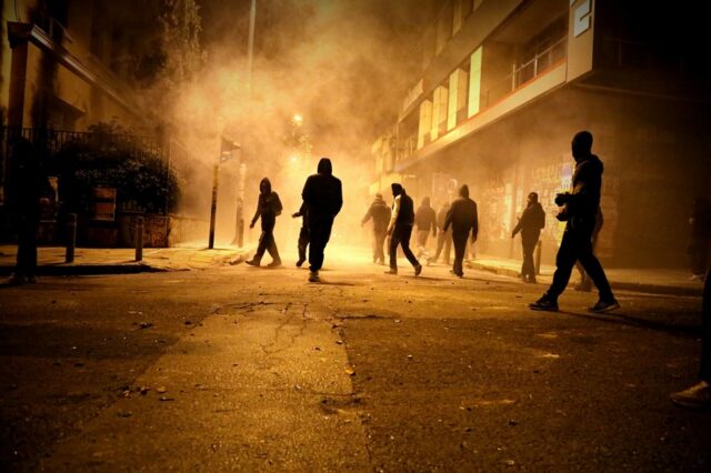 Φωτιές σε κάδους και μολότοφ στο Πολυτεχνείο