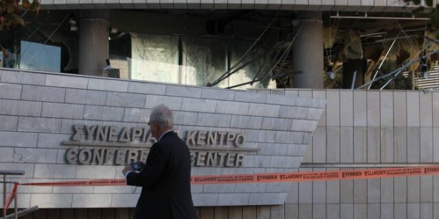 Εμπρηστική επίθεση με γκαζάκια σε γραφεία της Εθνικής Ασφαλιστικής στην Καισαριανή