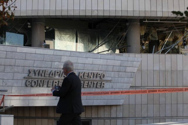 Εμπρηστική επίθεση με γκαζάκια σε γραφεία της Εθνικής Ασφαλιστικής στην Καισαριανή