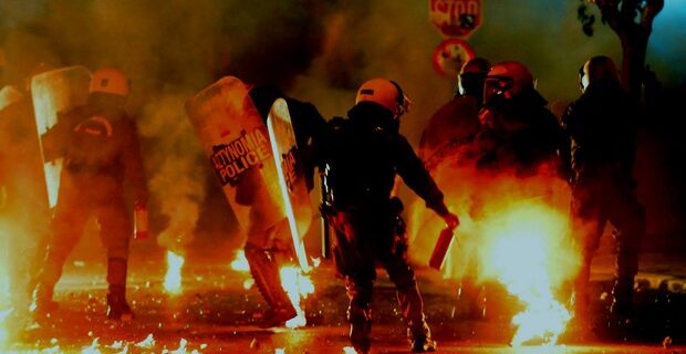 Τραυματισμοί, συλλήψεις και δεκάδες ζημιές από τα επεισόδια τη νύχτα στα Εξάρχεια