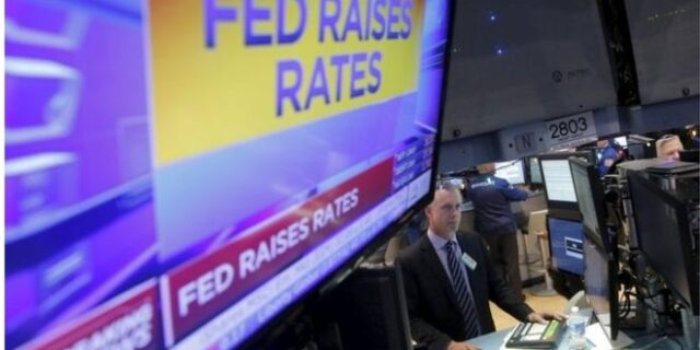 Ηρεμία στις αγορές μετά την ιστορική απόφαση της Fed να αυξήσει τα επιτόκια της
