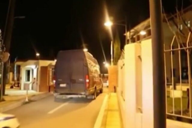 Συνελήφθησαν οι 13 ακτιβιστές που σκαρφάλωσαν σε πύργο ψύξης της ΔΕΗ
