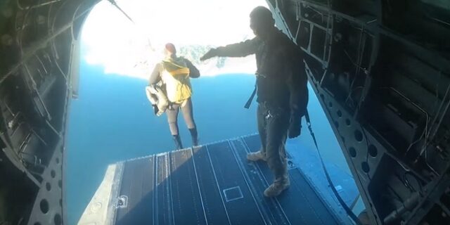 Ο Αρχηγός ΓΕΕΘΑ έπεσε με αλεξίπτωτο. Το άλμα με GoPro κάμερα