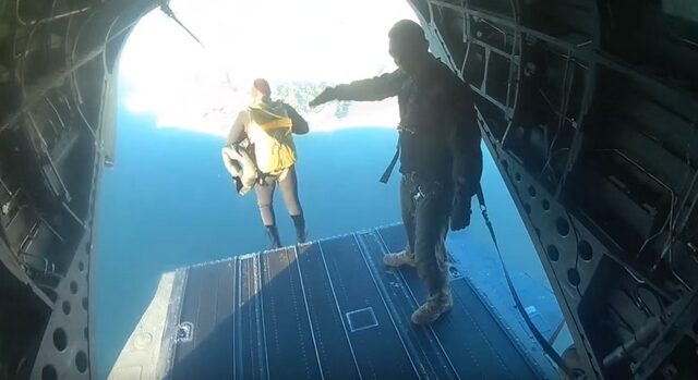 Ο Αρχηγός ΓΕΕΘΑ έπεσε με αλεξίπτωτο. Το άλμα με GoPro κάμερα