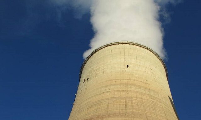 Πτολεμαΐδα: Ακτιβιστές της Greenpeace ανέβηκαν σε πύργο ψύξης του ΑΗΣ Αγίου Δημητρίου