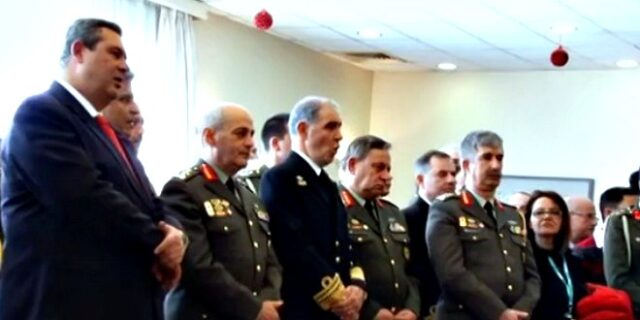 Τα Κάλαντα στον Πάνο Καμμένο έψαλαν οι μπάντες των Ενόπλων Δυνάμεων