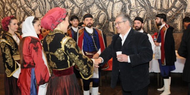 Τα κάλαντα στο Δ. Κουτσούμπα είπαν οι Βρακοφόροι Κρήτης και οι Πόντιοι Περάματος