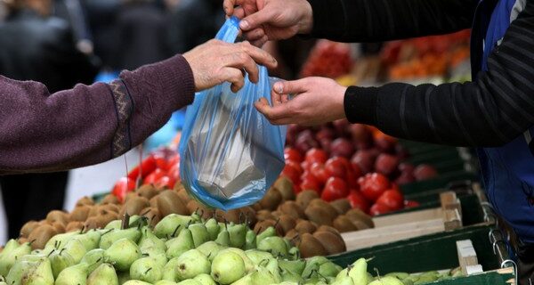 Πρόστιμο 5.000 ευρώ σε ηλικιωμένη που πουλούσε λαχανικά στη λαϊκή