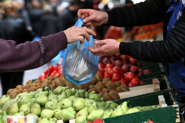Πρόστιμο 5.000 ευρώ σε ηλικιωμένη που πουλούσε λαχανικά στη λαϊκή