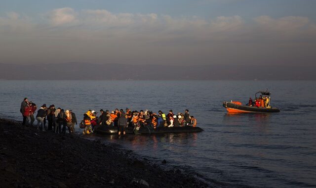 Με σκουφάκια Άη Βασίλη υποδέχτηκαν πρόσφυγες οι ομάδες εθελοντών στη Λέσβο