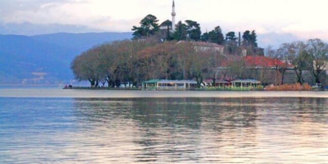 Έριξαν στην λίμνη των Ιωαννίνων έγκυο γυναίκα με σκοπό να αποβάλει