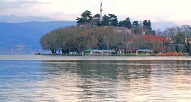Έριξαν στην λίμνη των Ιωαννίνων έγκυο γυναίκα με σκοπό να αποβάλει