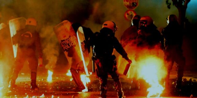 Νέα επίθεση σε βάρος διμοιρίας των ΜΑΤ στην πλατεία Κάνιγγος