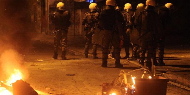 Επιθέσεις με βόμβες μολότοφ σε βάρος διμοιρίας στο Πολυτεχνείο
