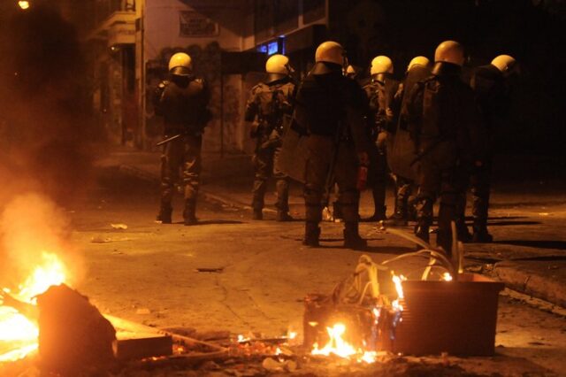 Επιθέσεις με βόμβες μολότοφ σε βάρος διμοιρίας στο Πολυτεχνείο